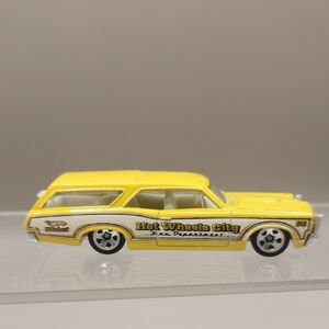 Hot Wheels Custom '66 GTO Wagon HW City Works '11 Series Yellow Diecast